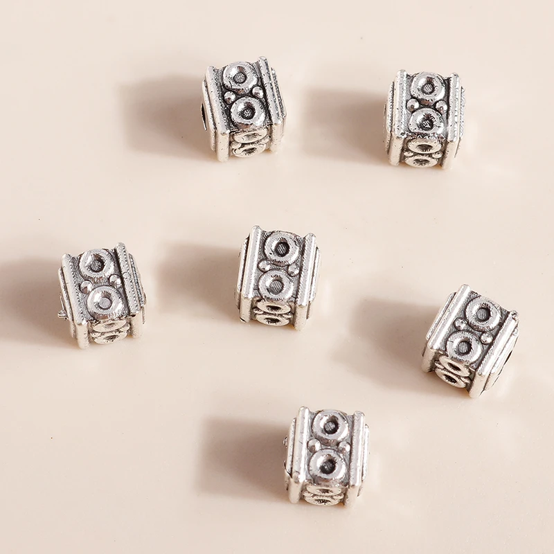 Leslie, 50 Stück, 5 mm, silberfarbene, kleine, quadratische Abstandshalter-Perlen zum Basteln von Schmuck, für DIY-Armbänder und Halsketten. – Detail 5