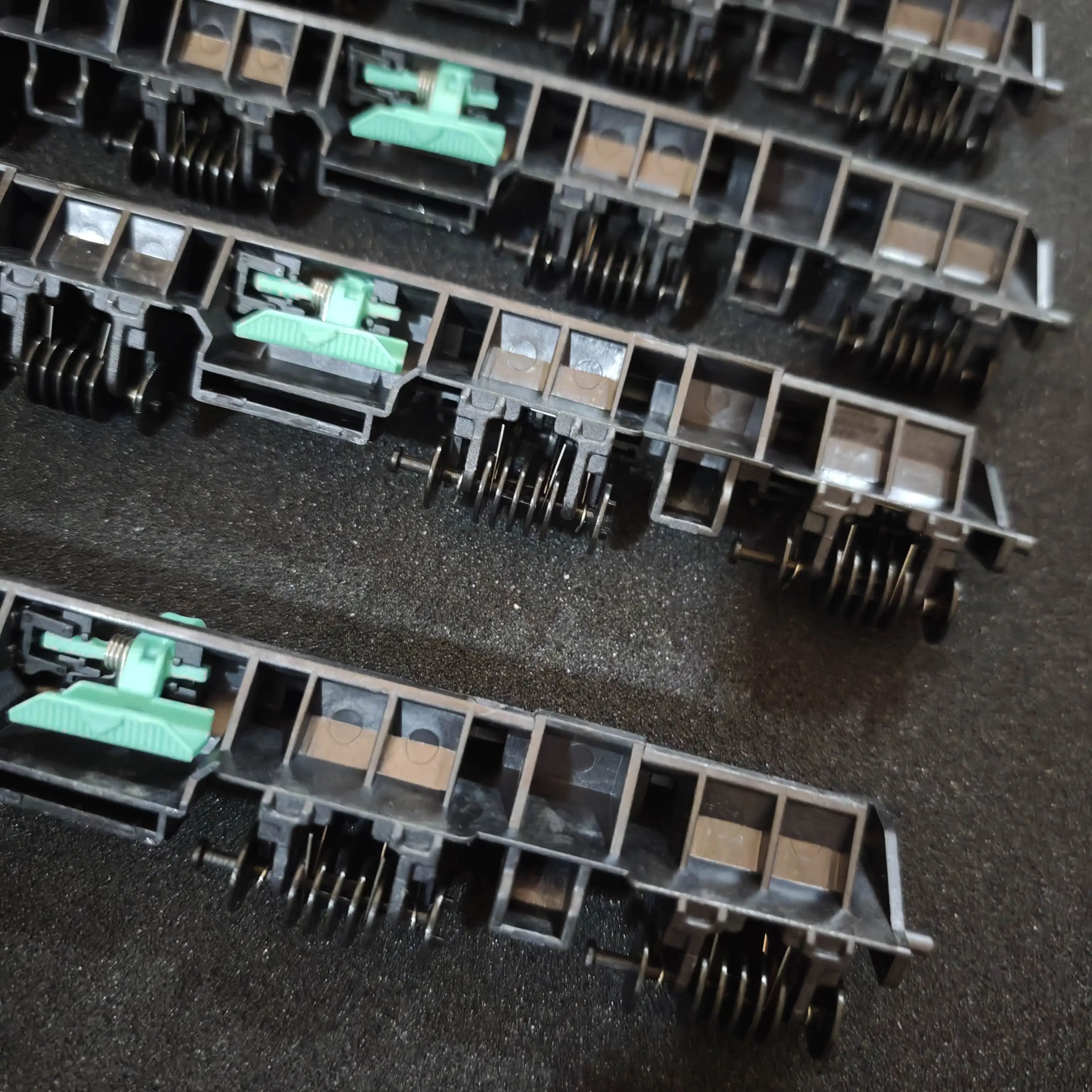 

Доставка направляющей фьюзера для Canon MF4410 MF4710 MF4752 MF4890 MF4779 MF4712 RC2-9483-000 RC2-9484-000