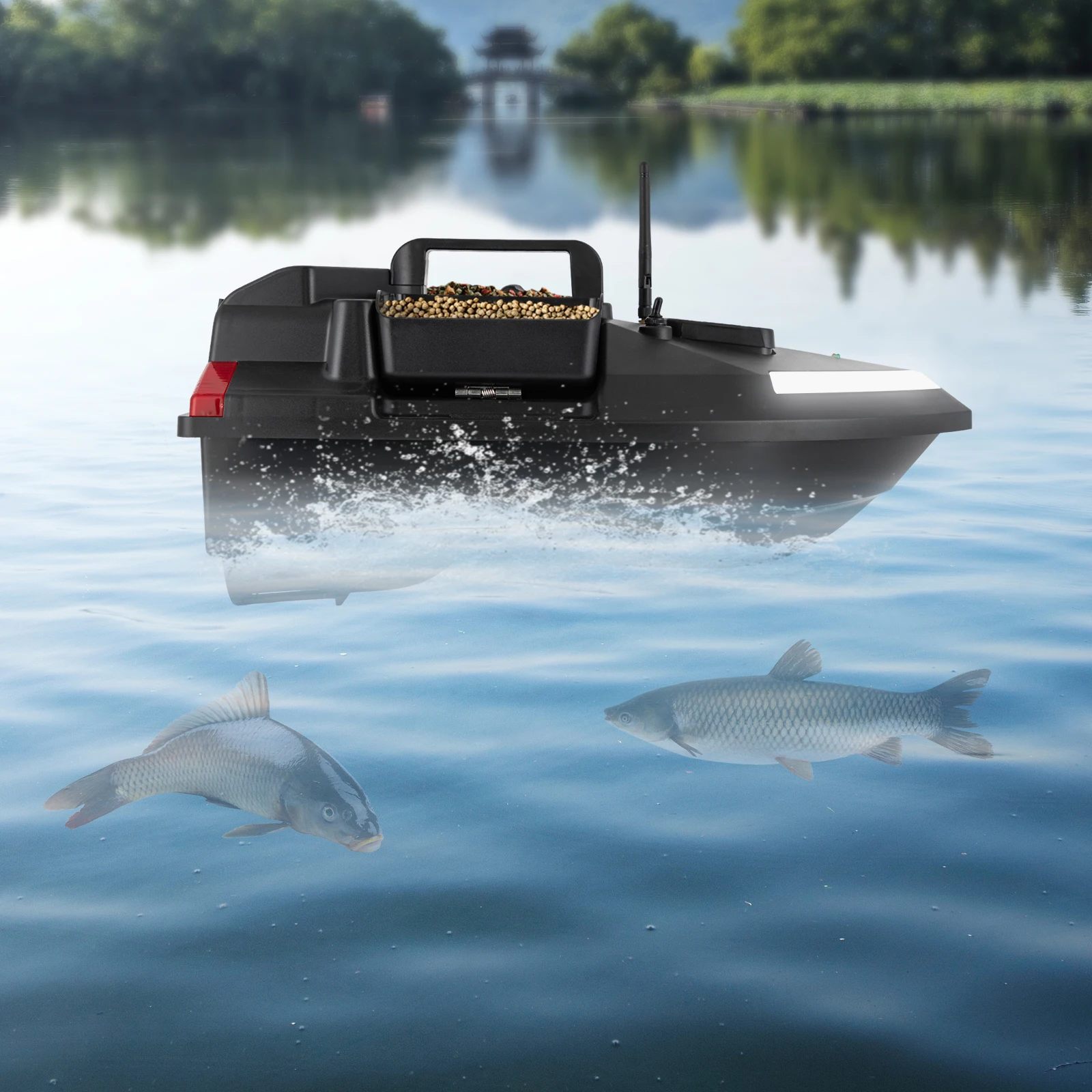 GPS เรือตกปลาเหยื่อสีดําพร้อมรีโมทคอนโทรลมอเตอร์คู่ใบพัดสามใบสําหรับการตกปลากลางแจ้ง