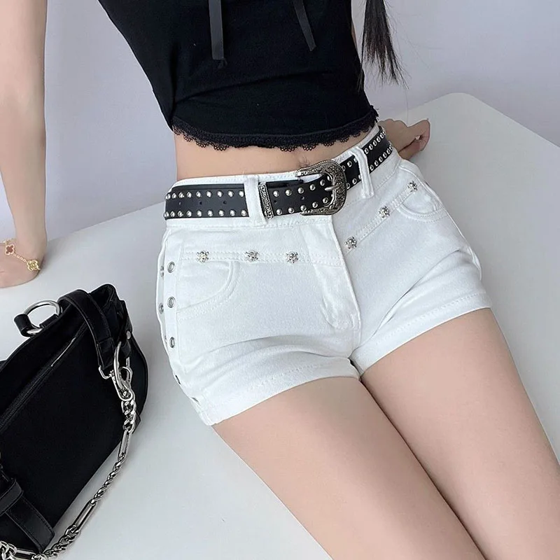 Pantaloncini di jeans bianchi estivi da donna Elasticità skinny sexy Y2K Jeans corti Pantaloncini da cowboy con rivetti gotici con personalità retrò femminile
