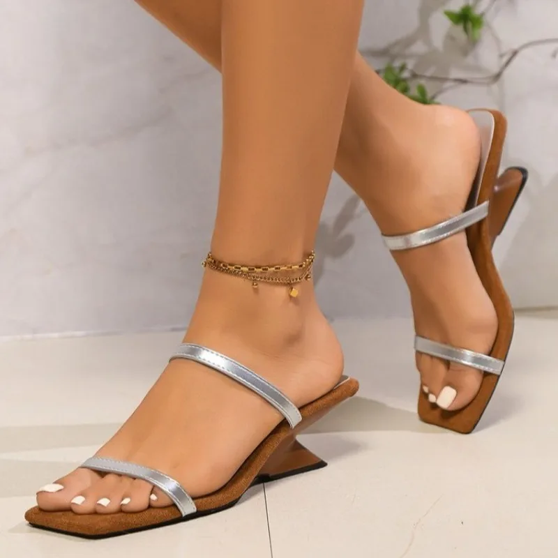 صيف جديد تصميم الأزياء عالية الكعب المرأة النعال بسيطة مريحة عارضة في الهواء الطلق نعال شاطئ الصنادل النسائية Zapatos