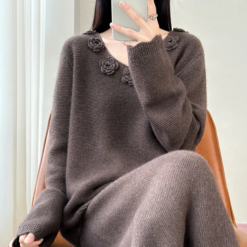 Three-dimensional flowers 100% pure cashmere knitted V-neck thick corrugated pullover with long sleeves.