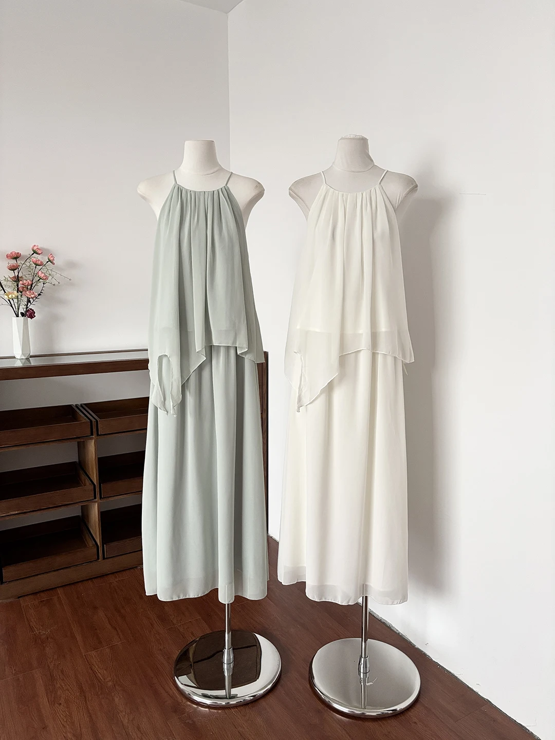 

Элегантный летний комплект 2026: женский топ без рукавов и юбка с высокой талией – повседневный, универсальный, модный, минималистичный дизайн