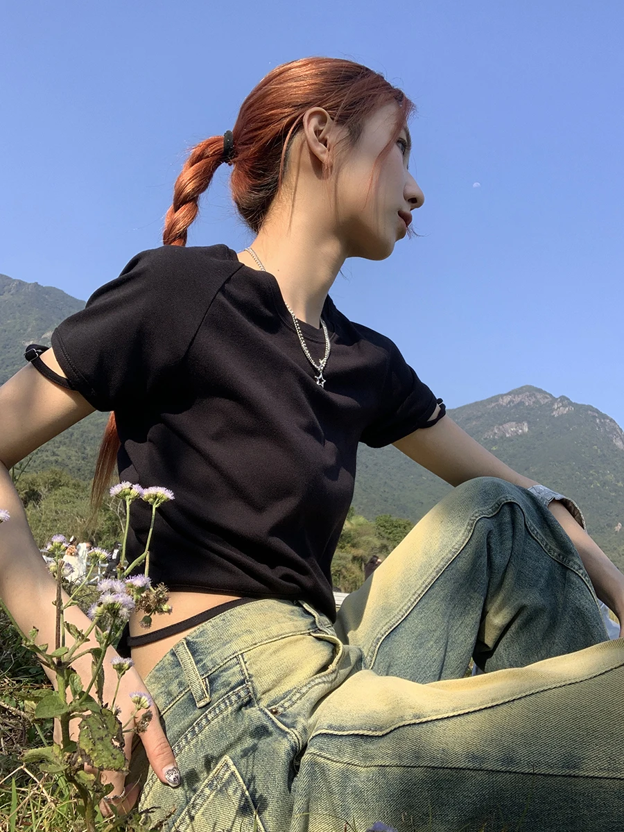 تي شيرت نسائي قصير الأكمام بتصميم فريد على الطراز الأمريكي الرجعي لصيف 2025 #5