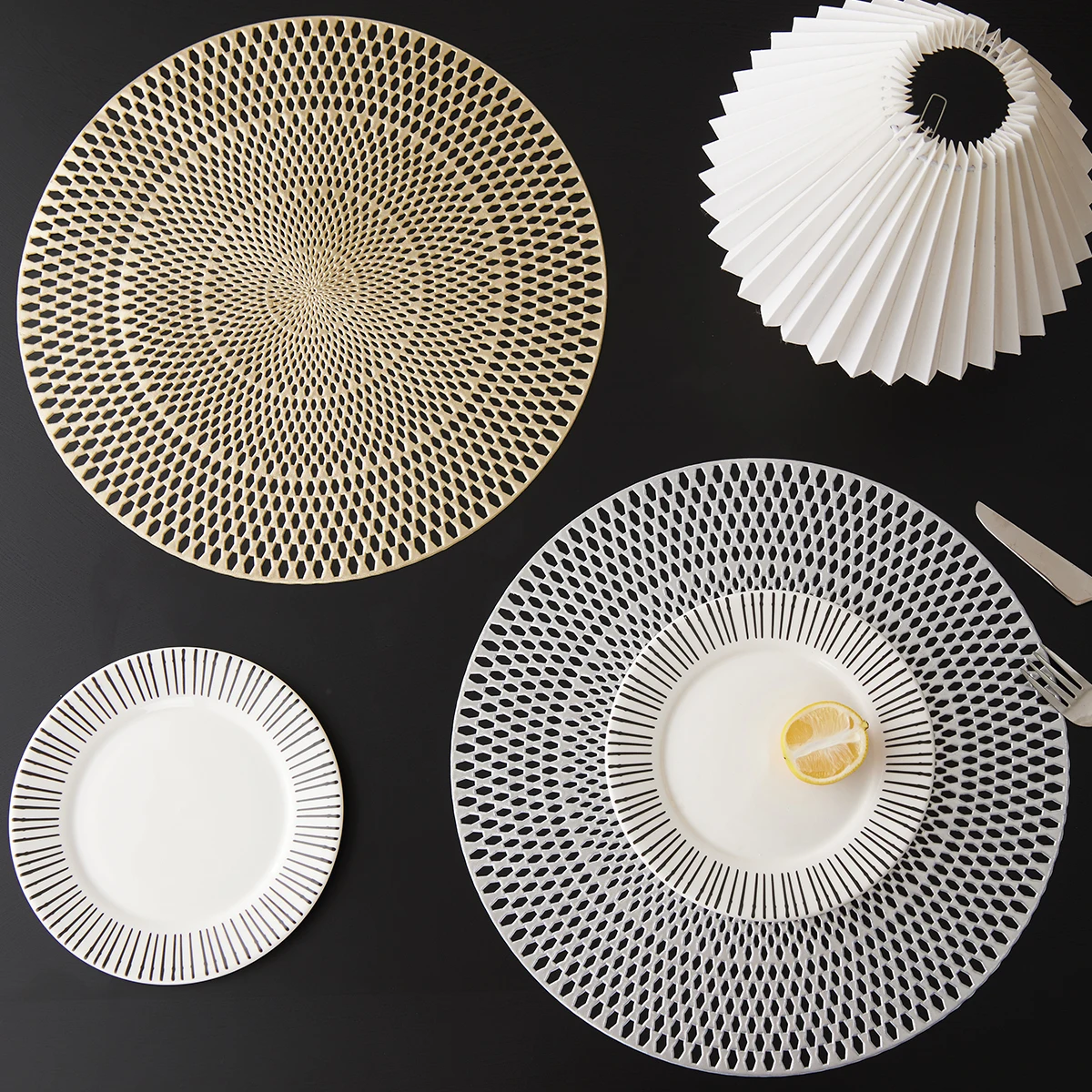 1/6 stücke Heißer Verkauf Tisch Dekor Aushöhlen Metallic Gold Ladegerät Platten Matten Vinyl Esstisch Matten Luxus Tischsets weihnachten