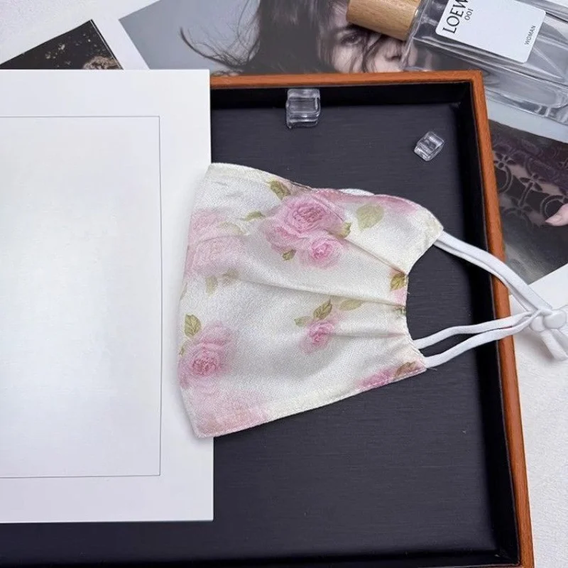 Damska maska przeciwsłoneczna na twarz z kwiatowym wzorem, urocza, słodka, modna i stylowa.