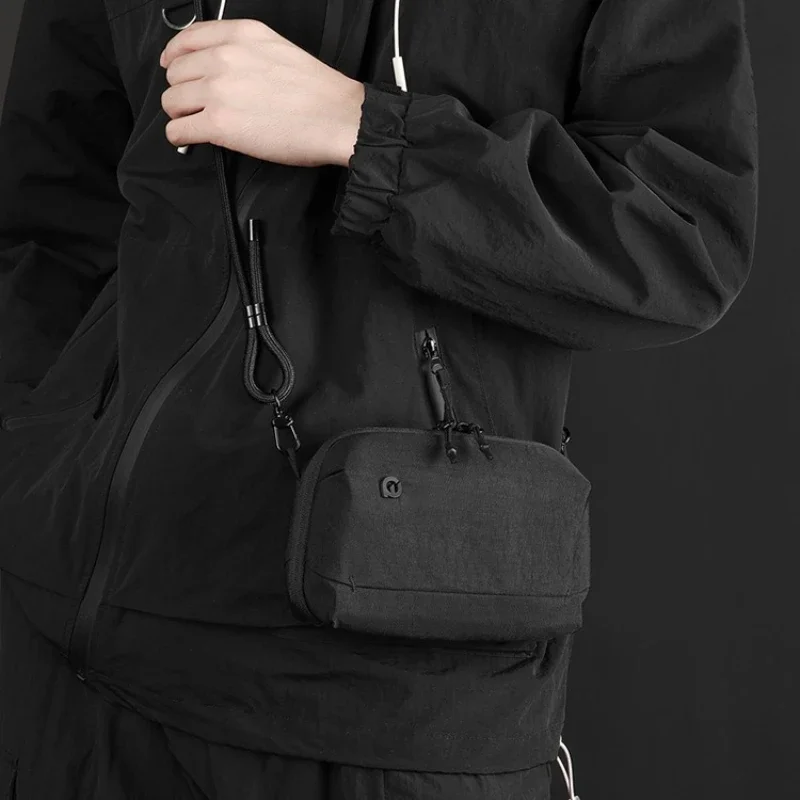 複数のコンパートメントを備えた軽量クロスボディバッグ 大容量の小さなスリングバッグ 男性用 カジュアルショルダーバッグ 必需品用