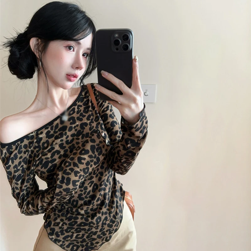 Camiseta de manga larga con estampado de leopardo, ropa de calle sexi con tirantes sin espalda, Top Irregular ajustado a la moda con cuello redondo para primavera y otoño