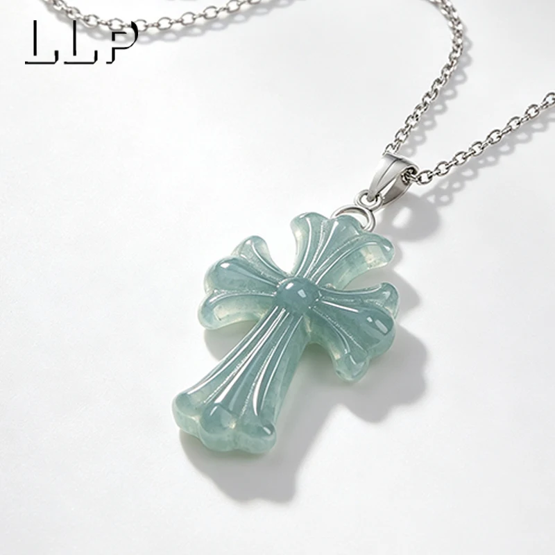 Natürlicher blauer Wasser-Jade-Kreuzanhänger, S925-Silberbasis, handgeschnitztes Amulett für religiöse Zwecke, geeignet für Männer und Frauen – Detail 4