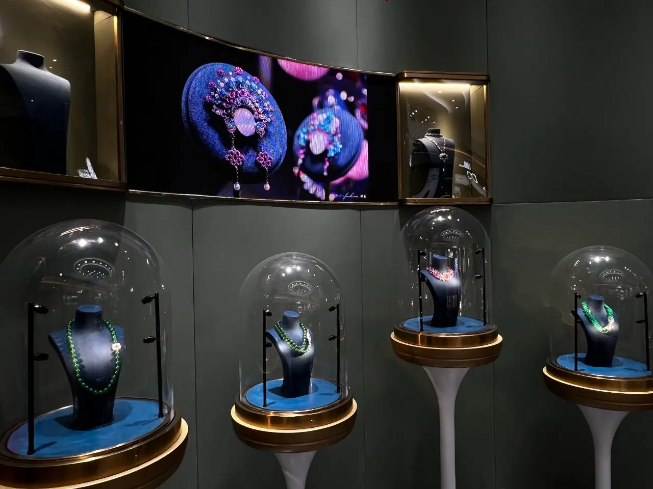 Espositore per collane in oro Negozio al dettaglio Illuminazione a LED Moderno piccolo vetrina per gioielli in vetro temperato con serratura