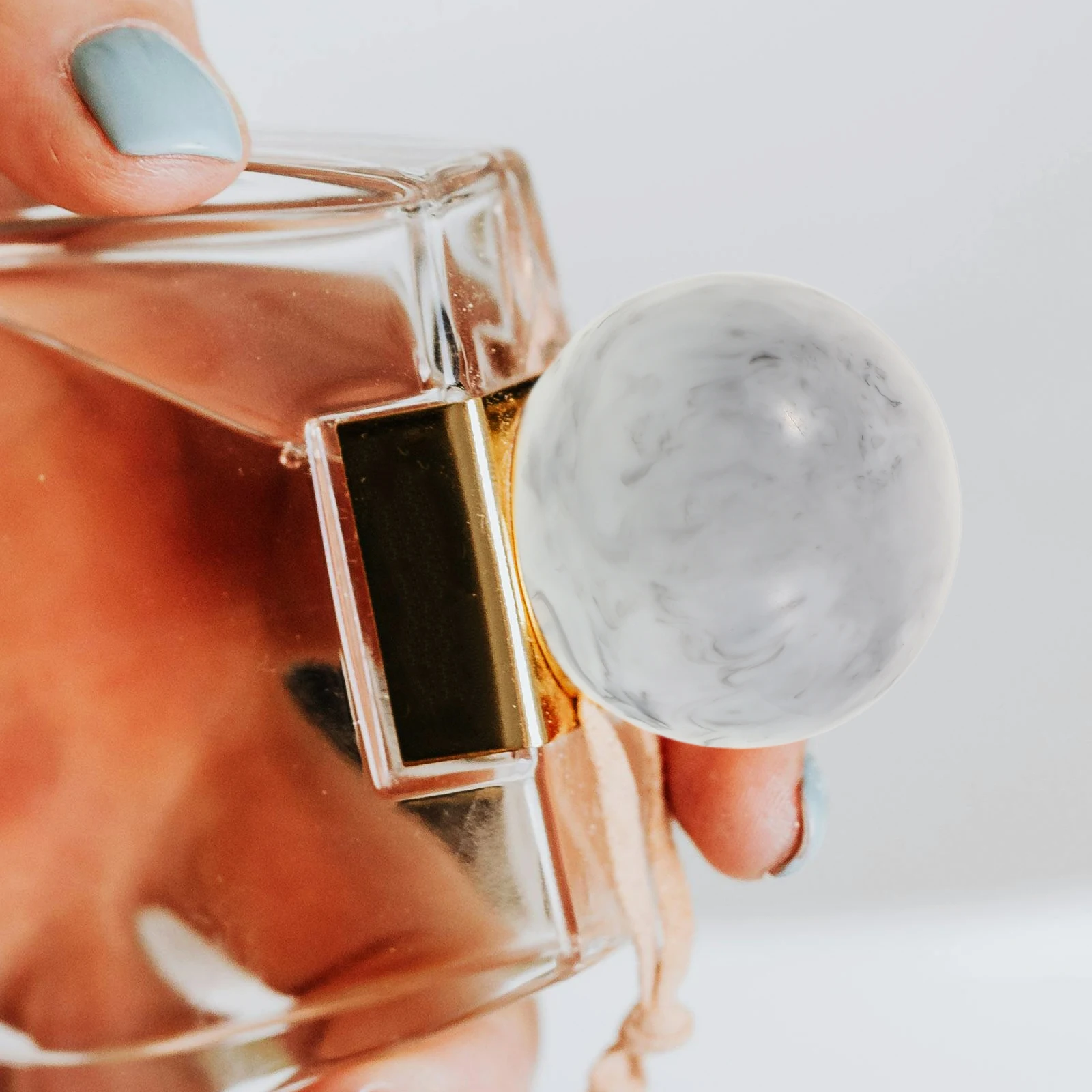 

4pcs Resin Perfume Caps Round Ball Pump Stopper Covers For Glass Essential Oil Roller Bottles Cologne Sprayers Replacement Mini