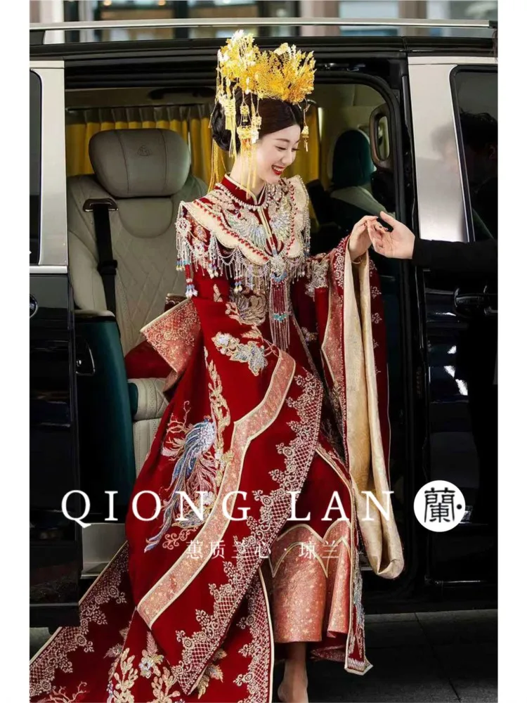 A new style of Chinese-style wedding dress with fishtail for featuring dragon and phoenix gown long tail