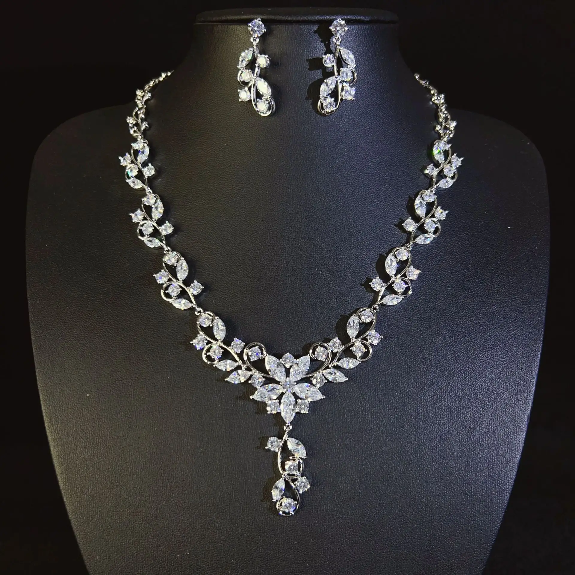 

Rattan Glow Floral Hollow Out Necklace Earrings Set Women Light Luxury Bridal Jewelry Elegant Clavicle Chain Banquet Wedding Gif