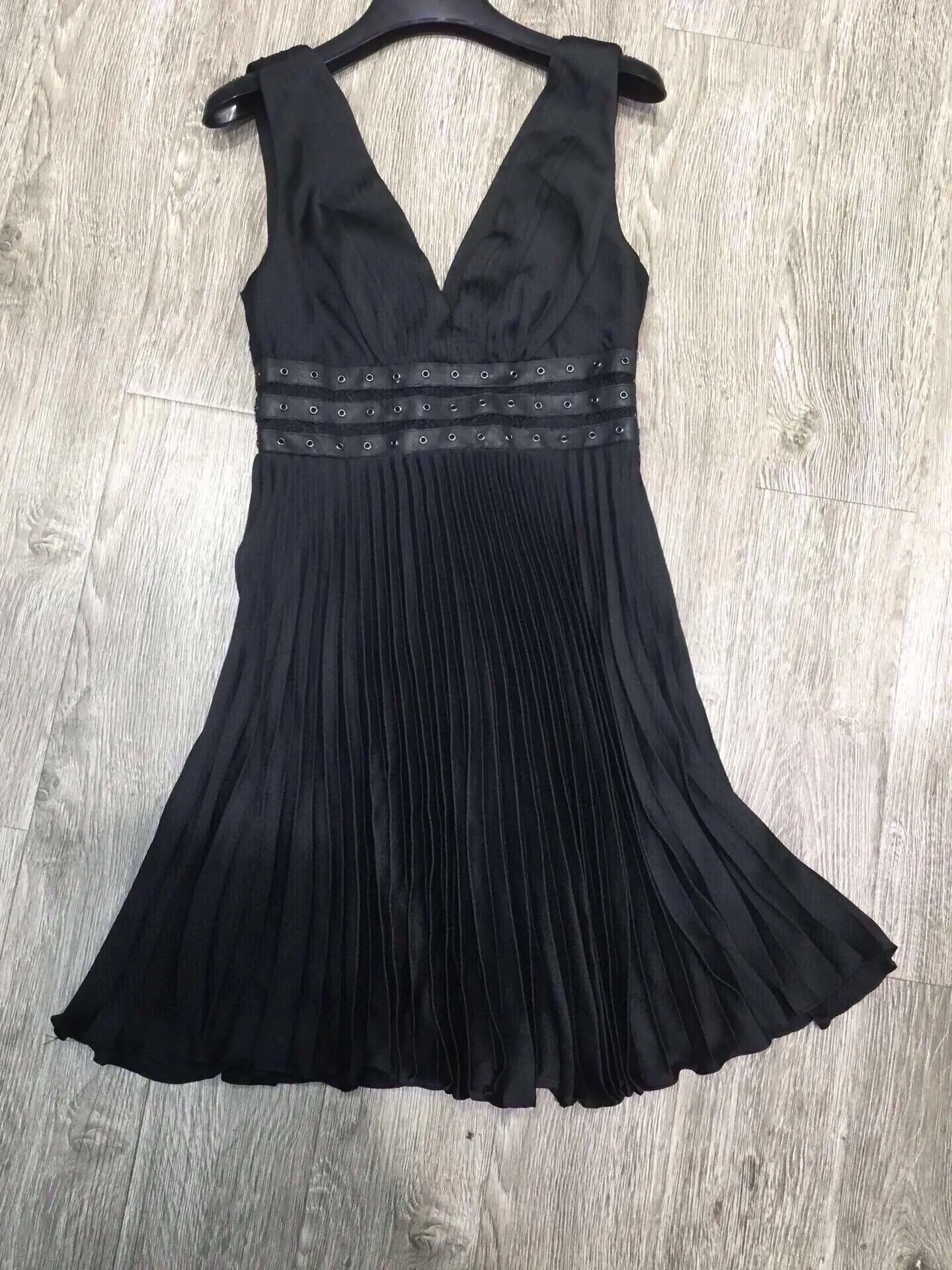 リベット装飾女性黒ベストドレスディープ V ネックハイウエストノースリーブファッションスリムミニローブ