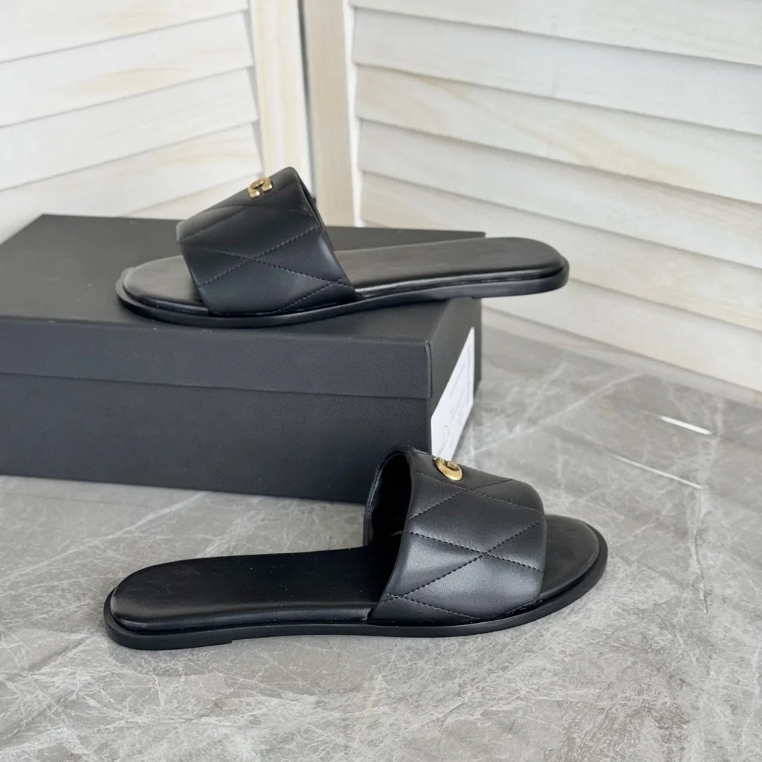 Nuevas zapatillas informales de un solo hombro, versátiles y modernas, de fondo plano, para principios de primavera, adecuadas para uso al aire libre durante la playa.