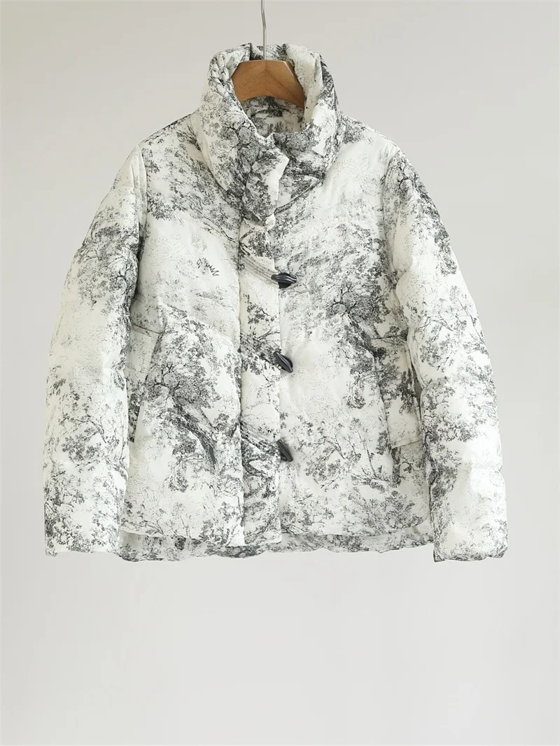 

Новая женская теплая куртка из белого гусиного пуха с высоким воротником, принтом и пуговицами в форме рогов быка