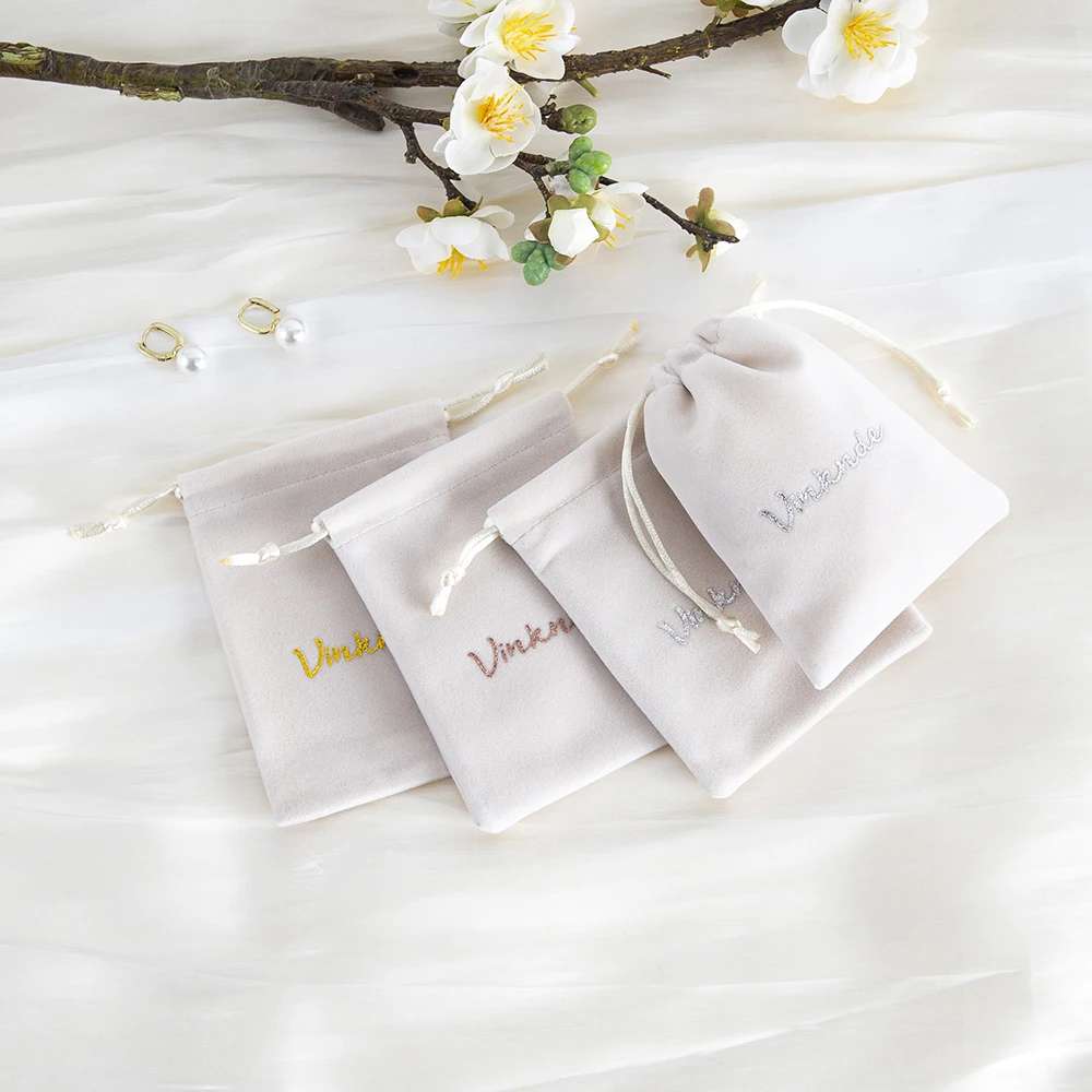 100 Buah Tas Beludru Tebal Krem Tas Serut Kustom Logo Pribadi Produk Pprint Perhiasan Sabun Kemasan Kantong Kalung Karung