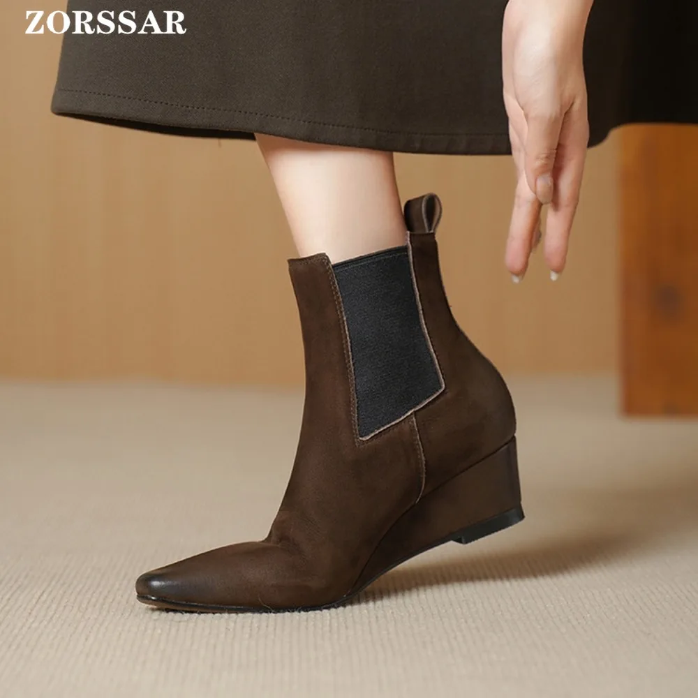 2025 الخريف الشتاء أشار تو حذاء من الجلد النساء مصمم خمر إسفين كعب الأحذية الحديثة قصيرة بوتاس Zapatos De Mujer