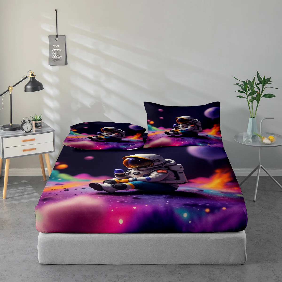 

Комплект постельного белья с принтом космонавта, комбинация из наматрасника и наволочек. Комплект постельного белья с высококачественной печатью: 1 простыня на резинке + 1 или 2 наволочки (60*100 см и 72*132 см по 1 наволочке каждый, остальные размеры по 