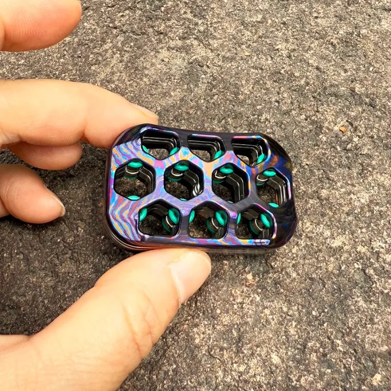 Totalmente scavato rospo EDC posizione infinita zirconio cavallo magnetico in metallo punta delle dita push card giocattolo da tavolo di decompressione