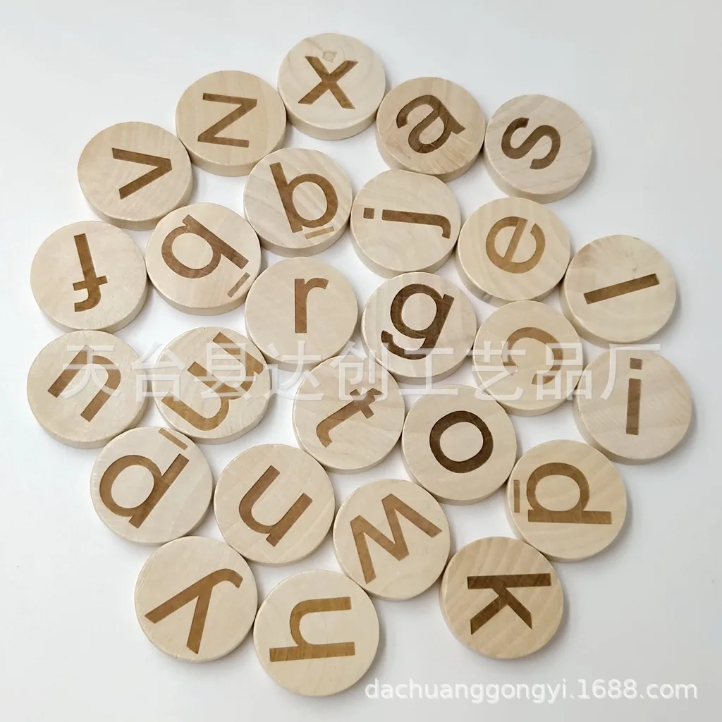 13-30 ミリメートル木彫り数字 26 英字ラウンドウッドチップ、幼児木製品ラウンドチップ