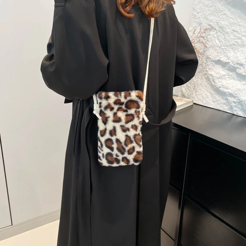 Mode Frauen Kuh Druck Mini Schulter Taschen Weibliche Winter Plüsch Unterarm Taschen Leopard Zebra Muster Flauschigen Tragetaschen Kleine Geldbörsen – Detail 8