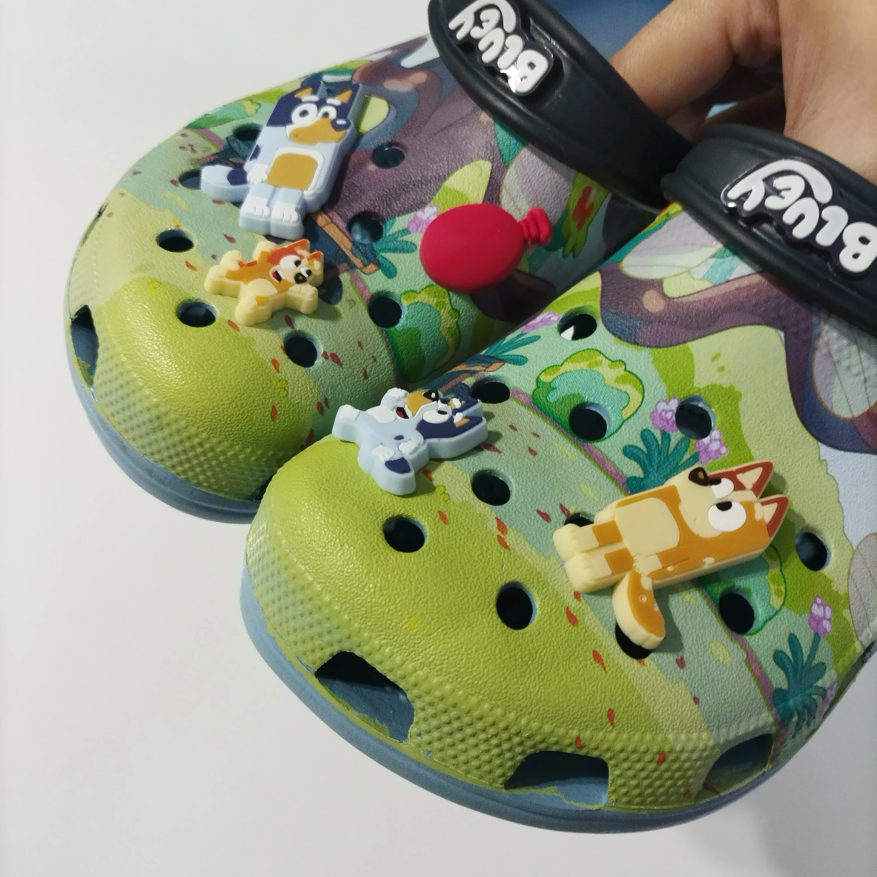 รองเท้าแตะลายการ์ตูนบลูอี้ แบบสวม ทำจากวัสดุ EVA ระบายอากาศได้ดี เหมาะสำหรับใส่ในบ้าน กันลื่น ทันสมัย ใส่ได้ทั้งในบ้านและนอกบ้าน รองเท้าชายหาด รองเท้าสำหรับผู้ใหญ่