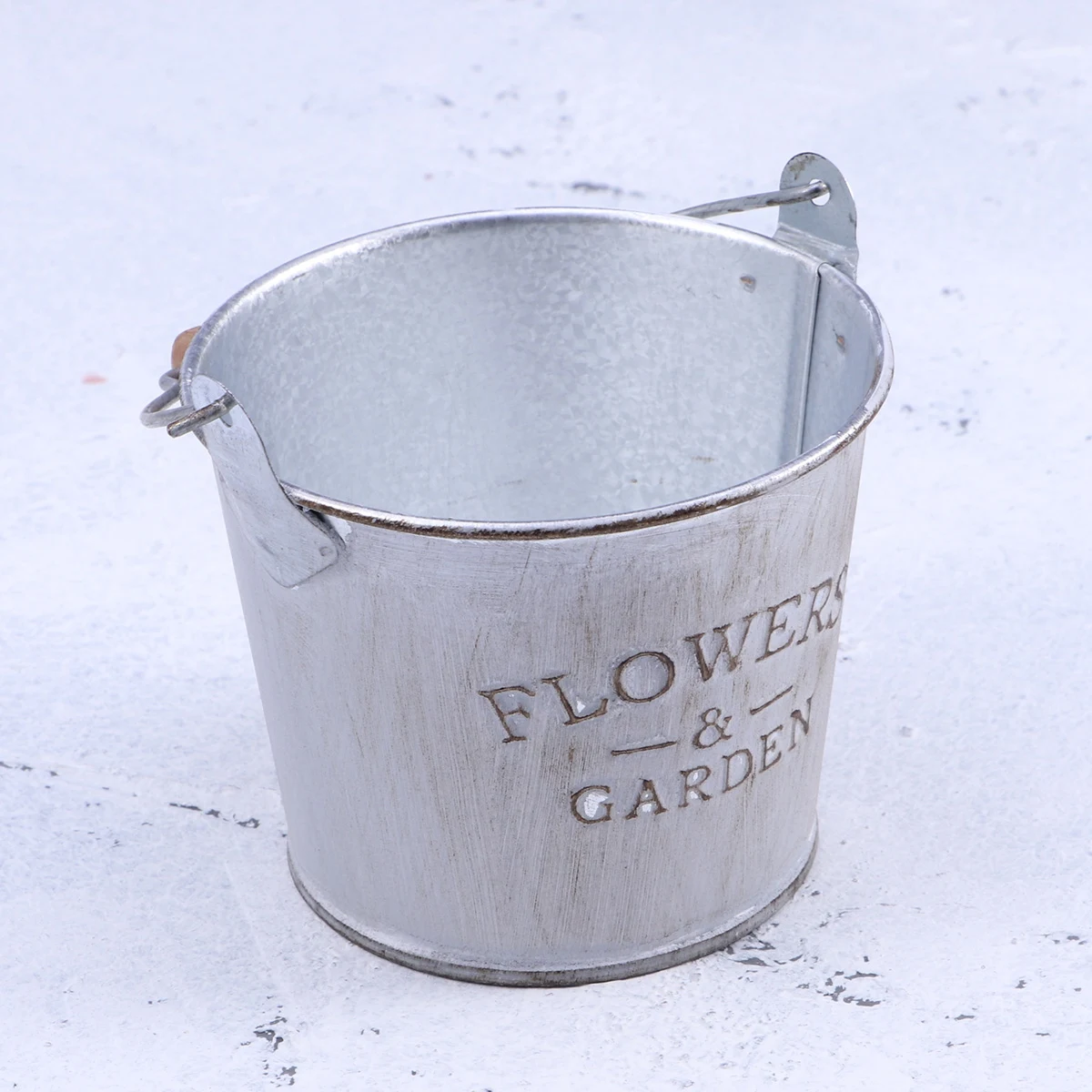 

Retro Tin Flower Bucket Durable Iron Planter Home Decor Creative Balcony Vegetable Warm Lovely Atmosphere