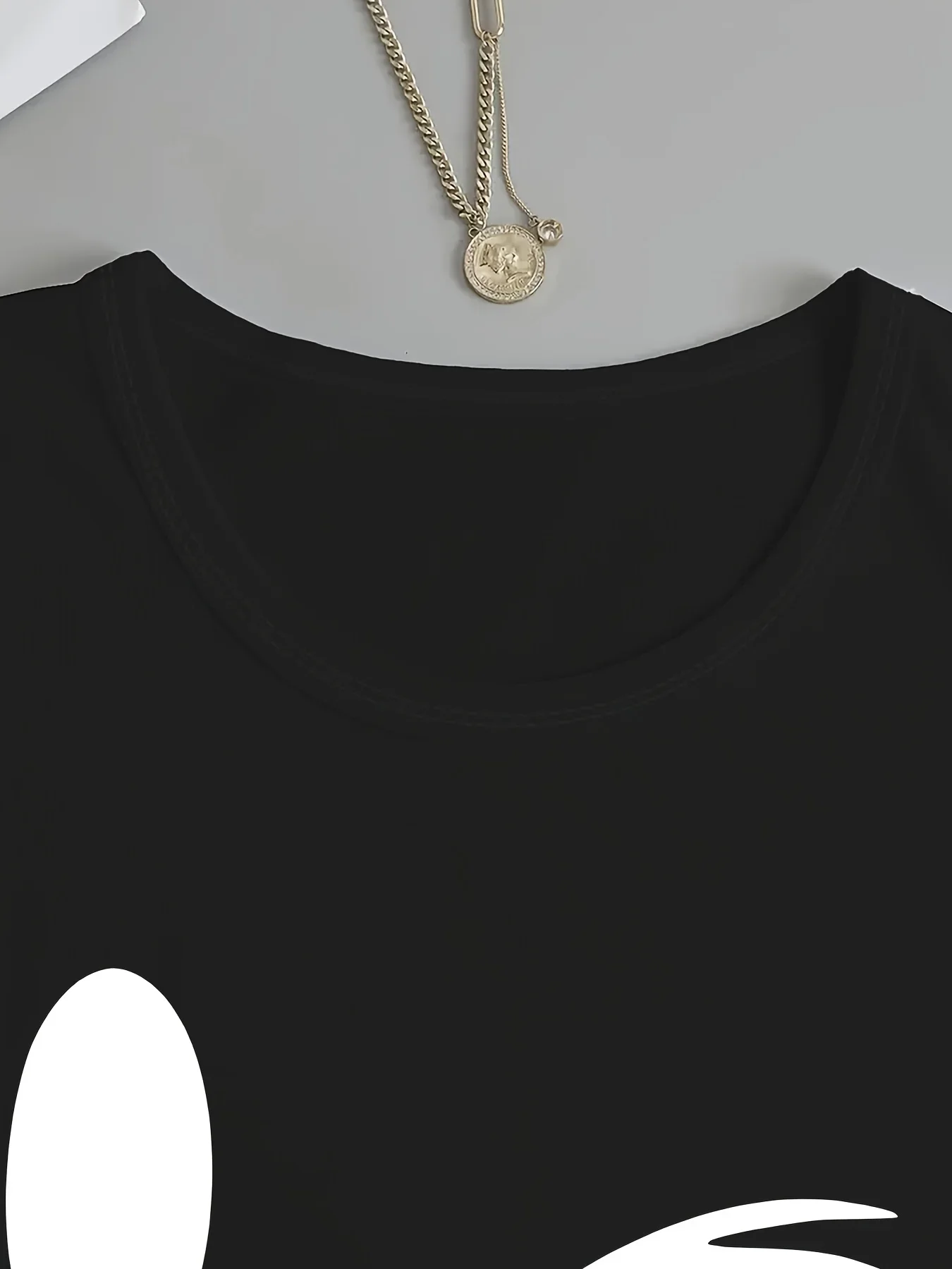 Elegancka koszulka plus size z okrągłym dekoltem, dzianina o średnim rozciągliwości, geometryczny wzór uśmiechu, z aplikacją, na każdą porę roku.