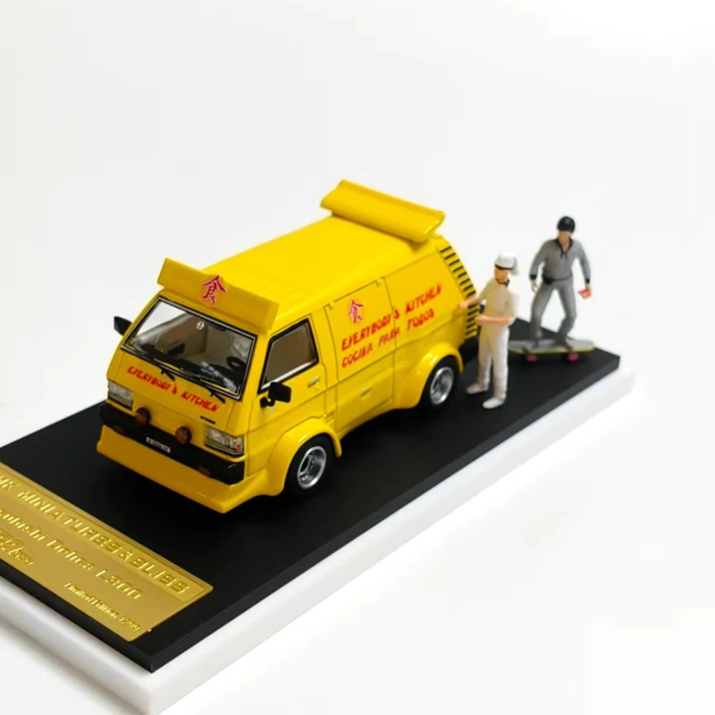MK Diecast 1:64 مقياس 2025 Delica L300 شاحنة طعام مع دمية سبيكة محاكاة نموذج سيارة مجموعة تذكارية هدية عرض ثابت