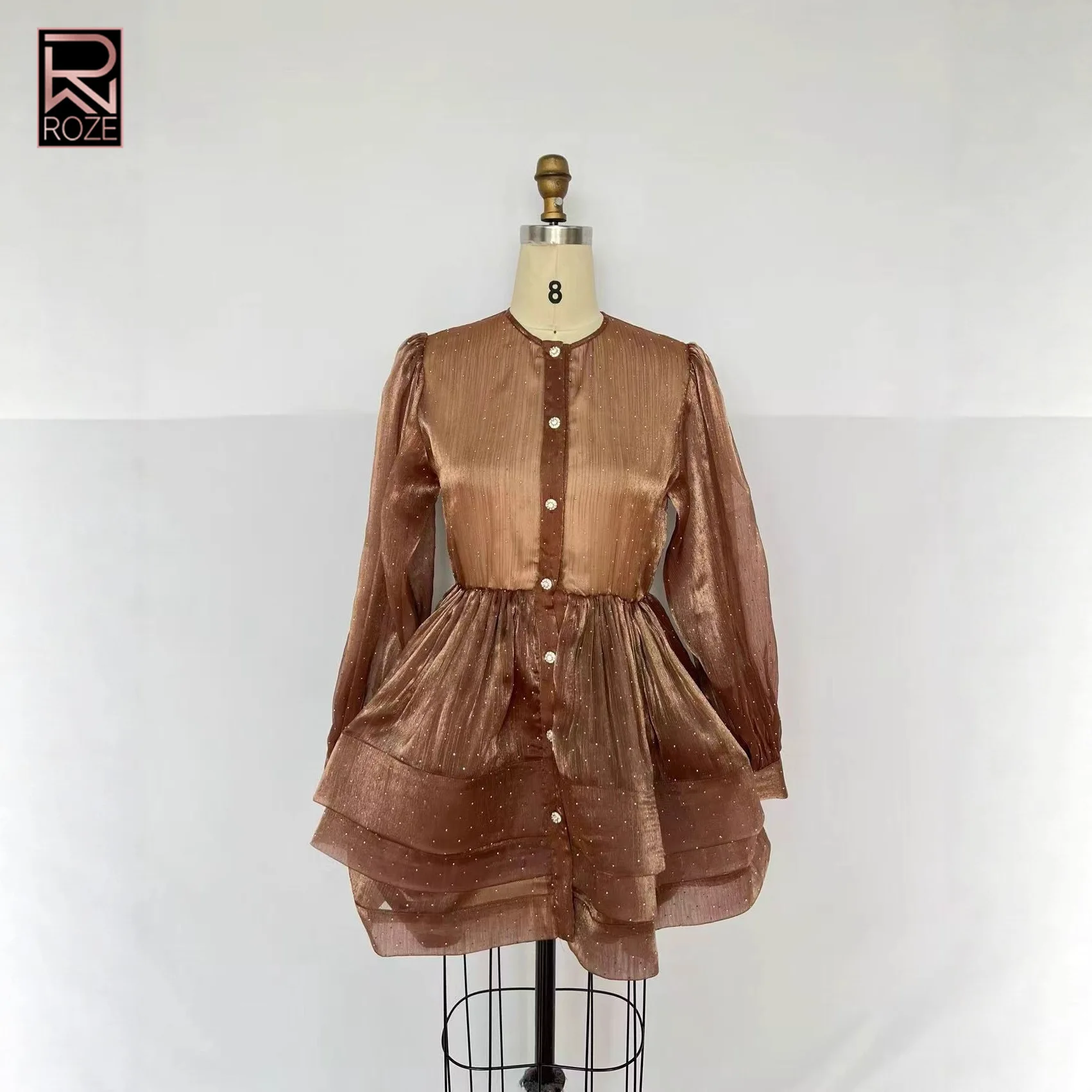 Charmante mini-robe boutonnée sur le devant avec des manches bouffantes dramatiques et une taille définie – La fête sur le jardin par excellence et la robe de printemps