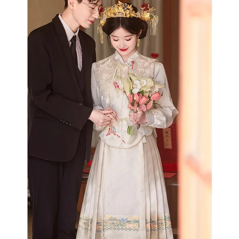 

Новый свадебный комплект Ханьфу 2024 для женщин: китайское платье с длинными рукавами и вышивкой ручной работы для церемонии предложения руки и сердца