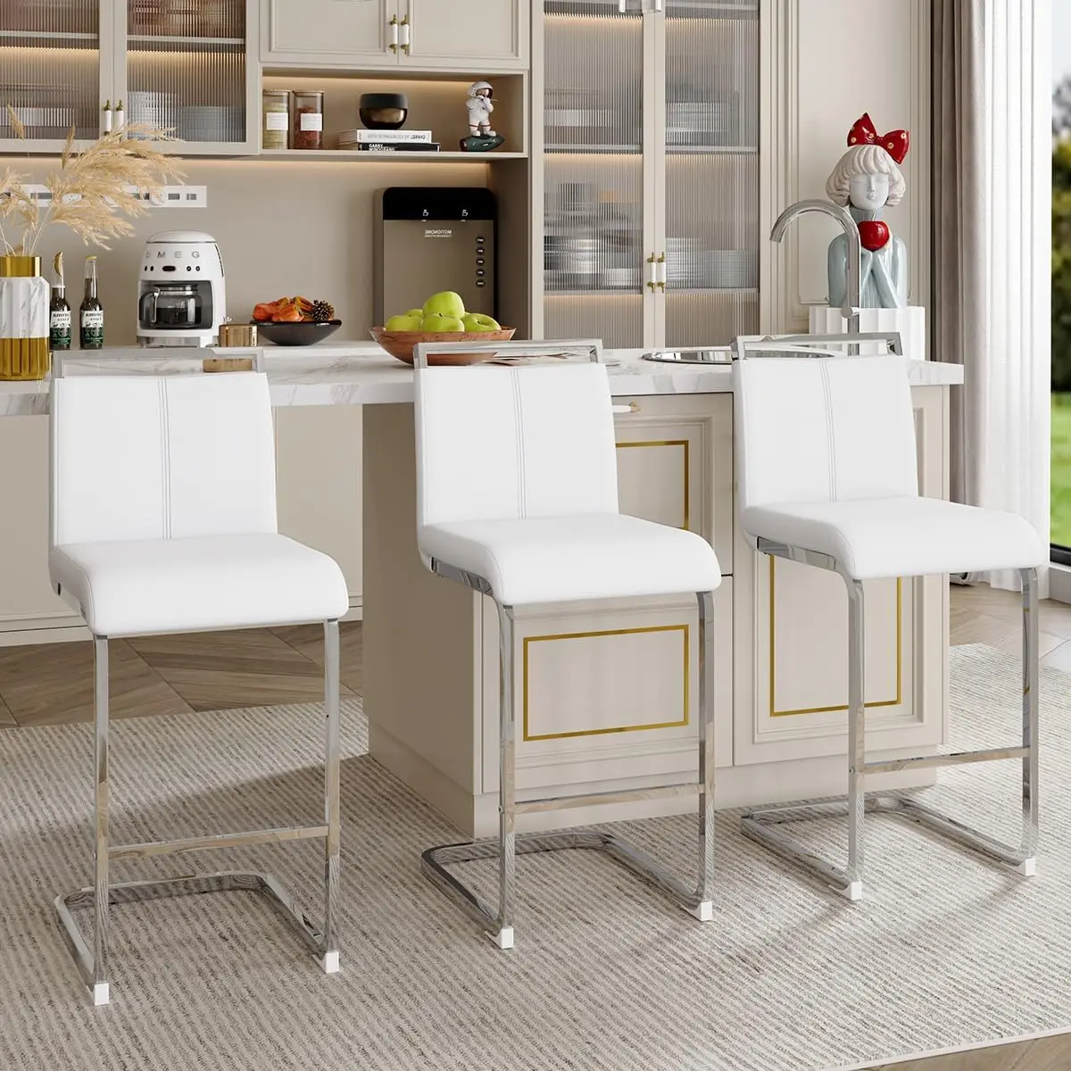 مجموعة مقاعد بار بارتفاع عداد مكونة من 3 قطع، مقاعد معدنية بيضاء بأرجل من الكروم الفضي، ودعم خلفي لجزيرة المطبخ