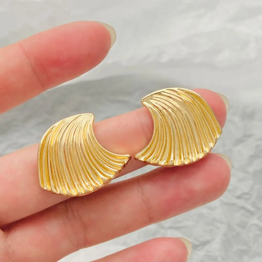 Металлические серьги-гвоздики, минималистичные индивидуальные корейские вечерние серьги в стиле панк, плиссированные дизайнерские геометрические украшения для пирсинга ушей для женщин и девочек