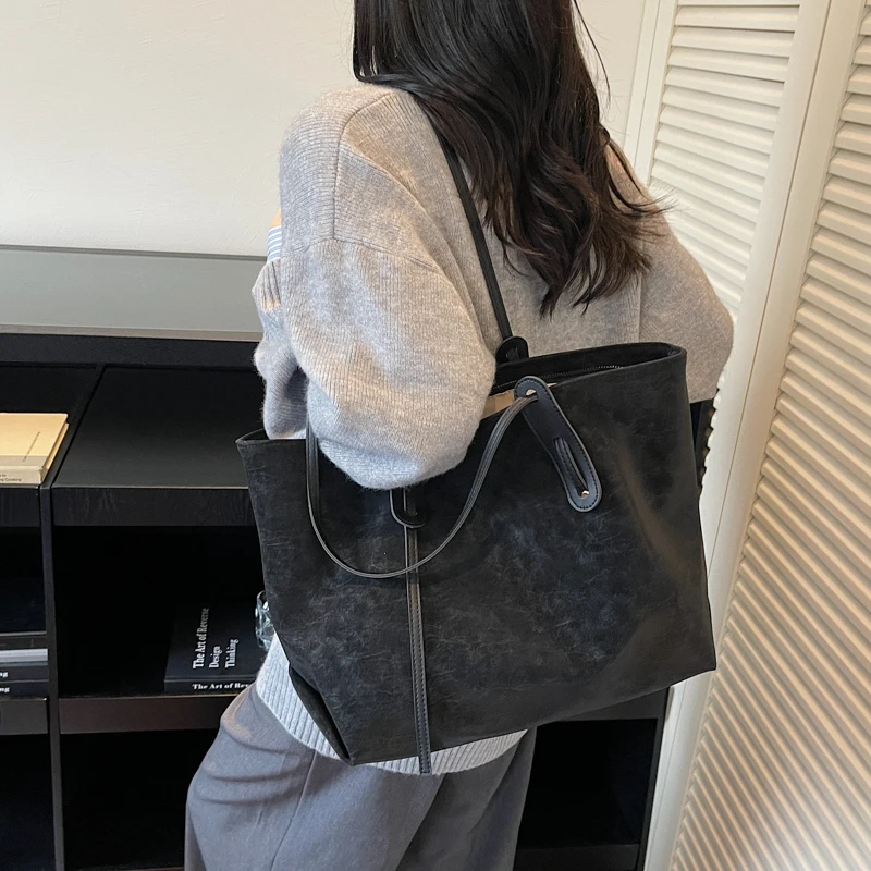 الخريف الشتاء موضة الصلبة بولي PU سعة كبيرة حمل الحقائب للنساء 2026 رائجة البيع بسيطة تنوعا ركاب حقائب كتف حلوة