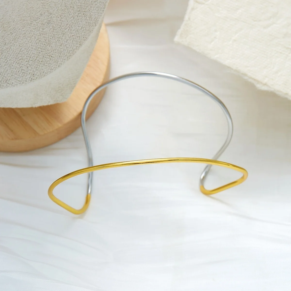Einfache Edelstahl-Metall-Armreifen für Damen und Herren im Nischen-Stil mit geometrischen Spiralstreifen, offener Armreif-Schmuck. – Detail 25
