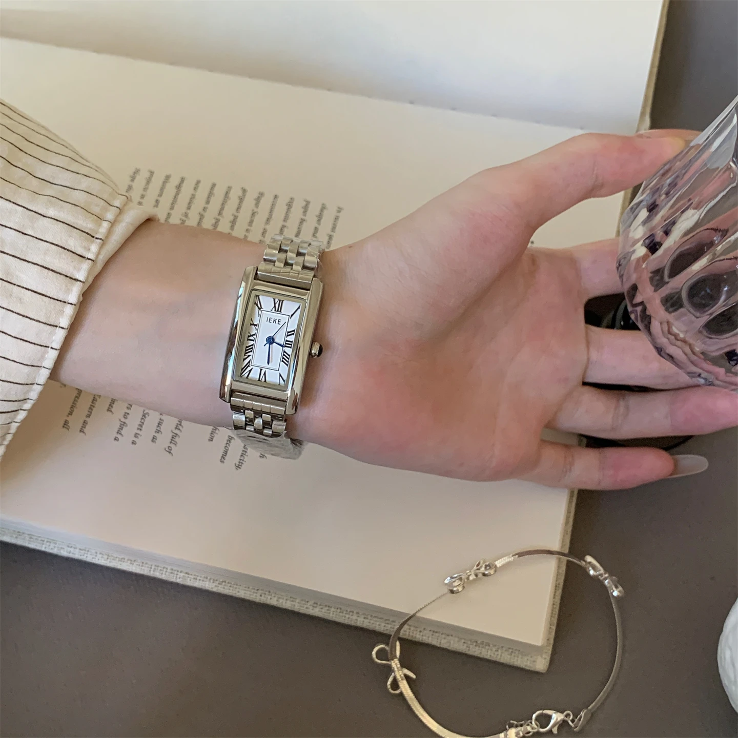 นาฬิกาข้อมือทรงสี่เหลี่ยมผืนผ้า สไตล์เรโทรฝรั่งเศส แบบโรมัน สำหรับผู้หญิง สไตล์อินเทรนด์ เรียบง่าย ลำลอง อเนกประสงค์ ดูดี มีระดับ ใช้กลไกควอตซ์