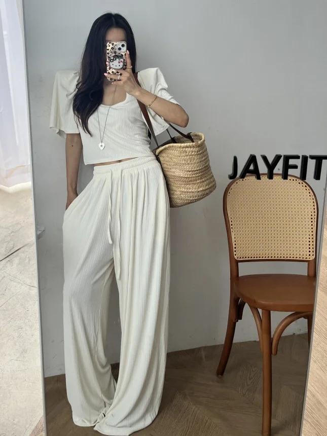 Setelan Kasual Bertekstur Garis Wanita Atasan Sederhana Model Bubble dengan Bantalan di Bahu dan Celana Panjang Pinggang Tinggi Model Kaki Lebar Dua Potong