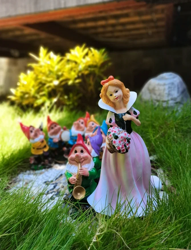 

Snow White Seven Dwarfs Resin Decoration Art Kindergarten Homestay Figurines Ornaments Outdoor Garden Landscape Sculpture Crafts