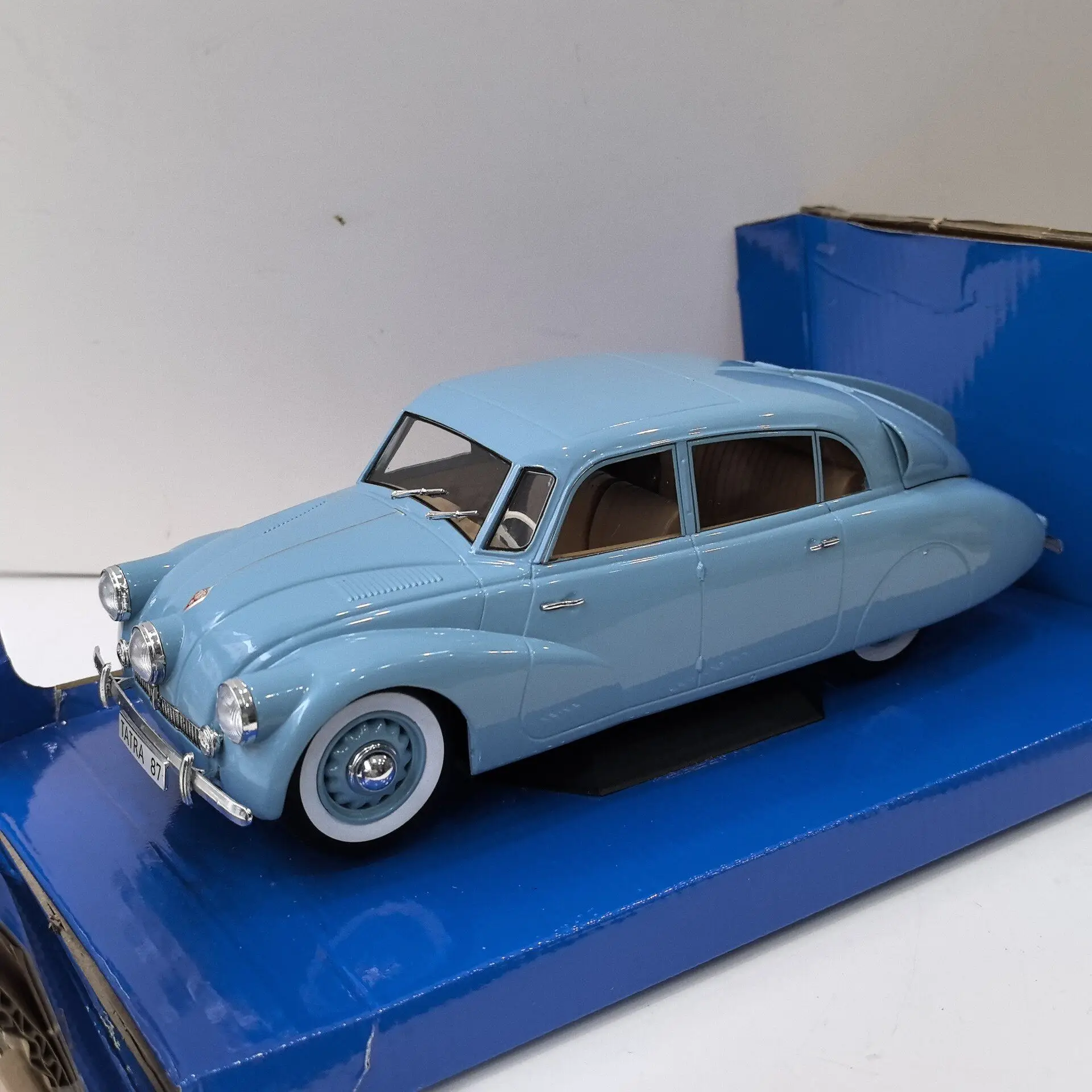 MCG Diecast 1/18 Scale TATRA 87 Vintage Car V7 Alloy Car Model view 4