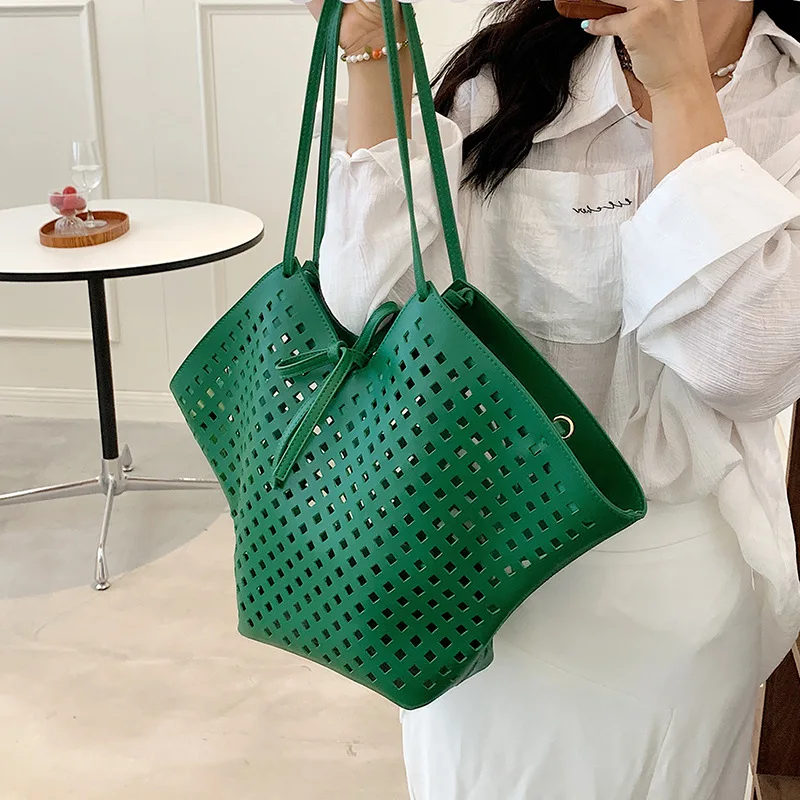 Fashion INS Woman Large Capacity Hollow Shoulder Bag Brands Designer Big Trapeze Handbag Soft Leather Bucket Bag