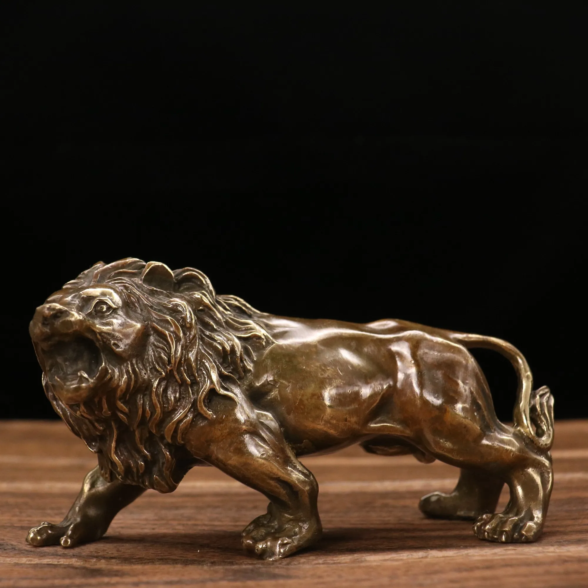 Escultura de León de Latón Tallada a Mano