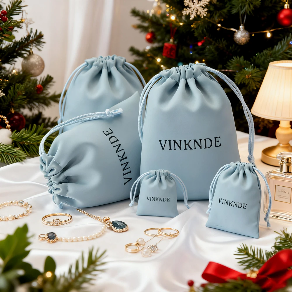 

50 шт., шелковая атласная сумка с логотипом для ювелирных изделий, сумка на шнурке, дорожный свадебный органайзер для серег, косметический браслет, упаковка для колец