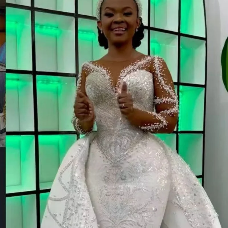 Maßgeschneidertes Transparentes Brautkleid mit Funkelnden Kristallen und Pailletten, Lange Ärmel, Abnehmbarer Schleppe, Hochzeitskleid