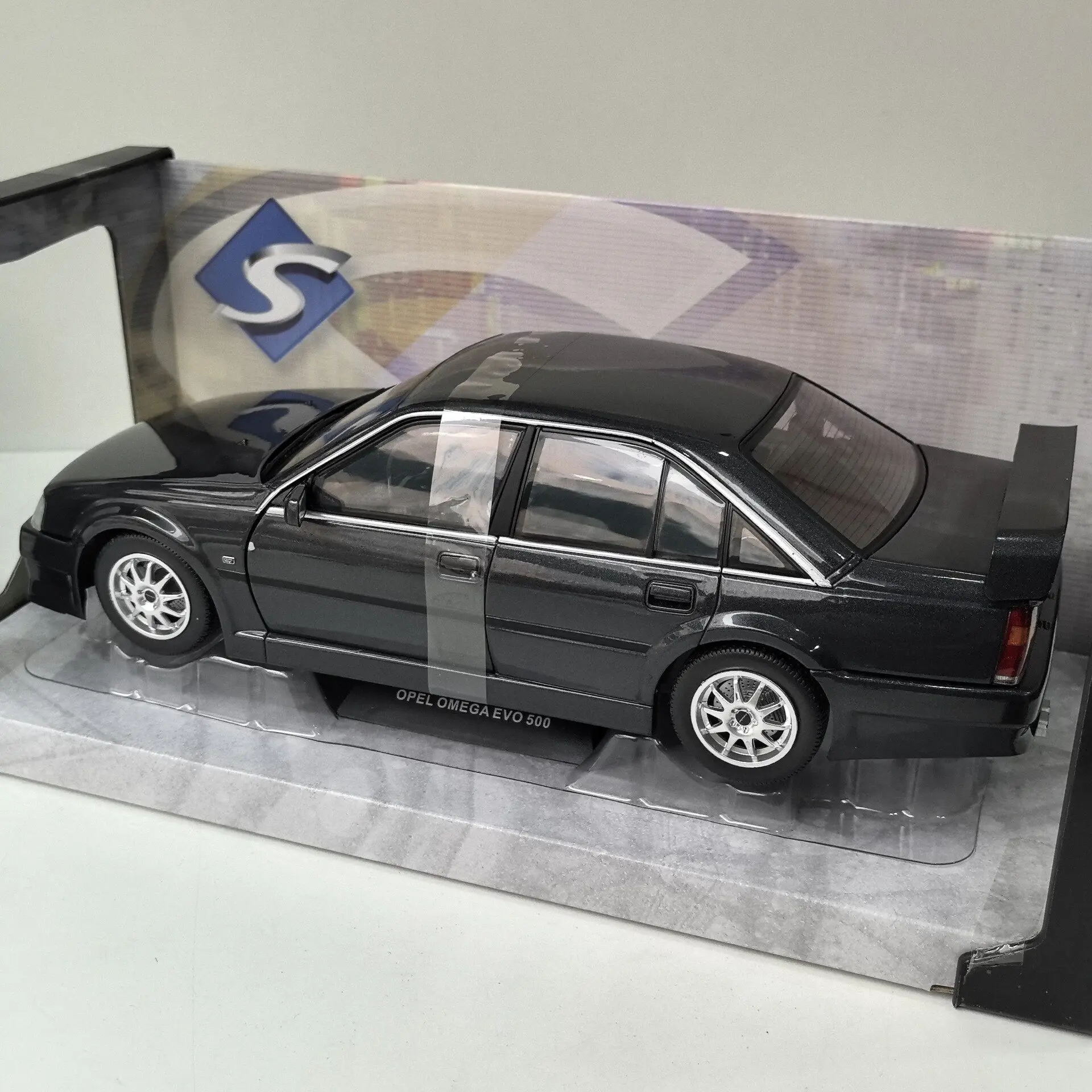 Diecast SOLIDO 1/18 Scale OPEL OMEGA EVO 500 1990 B2 Alloy Car Model view 5