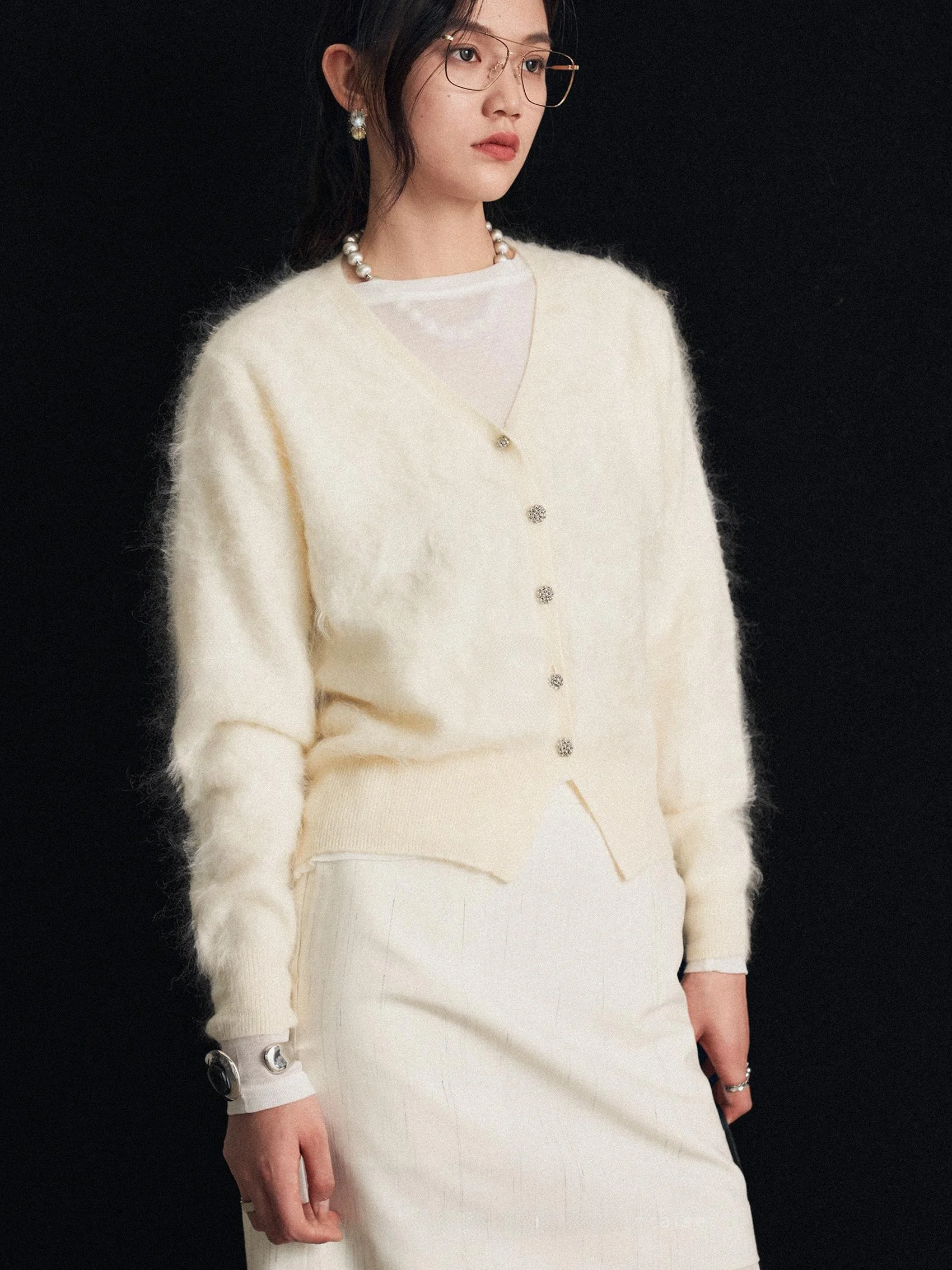 

Кардиган Alaan 00 Camere: повседневный, теплый, мягкий, универсальный, вязаный свитер с рукавами «летучая мышь» и круглым вырезом.