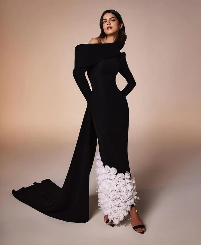 قبالة الكتف أبيض وأسود فساتين لحضور الحفلات الموسيقية 3D الزهور غمد فساتين السهرة مع قطار الاجتياح المرأة فستان حفلات الزفاف