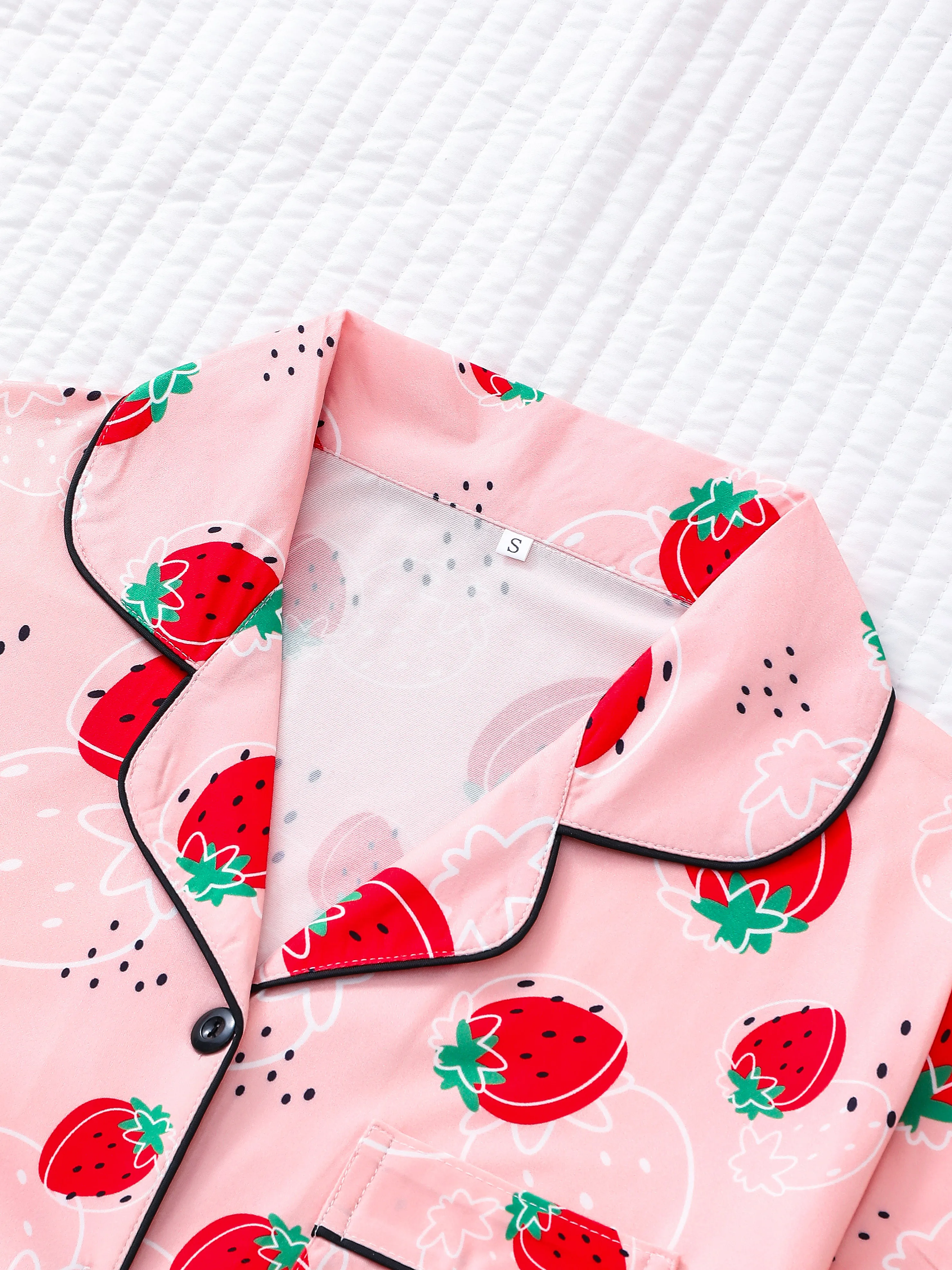 Strawberry print pajama set for women short-sleeved top and shorts with roll-neck buttons comfortable women\'s loungewear