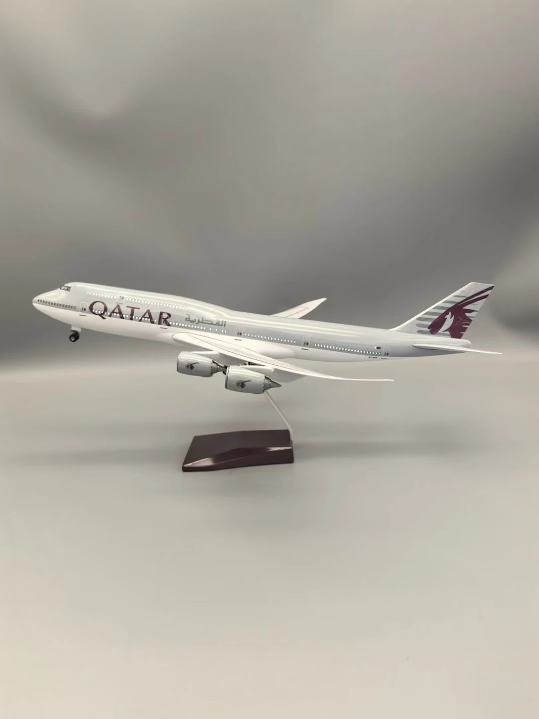 Bambini Bambini Scala 1/150 747-8 47CM B747-8 Modello Giocattolo Qatar Aereo In Resina con Carrello di Atterraggio Ruote Aereo Da Collezione Decorazione