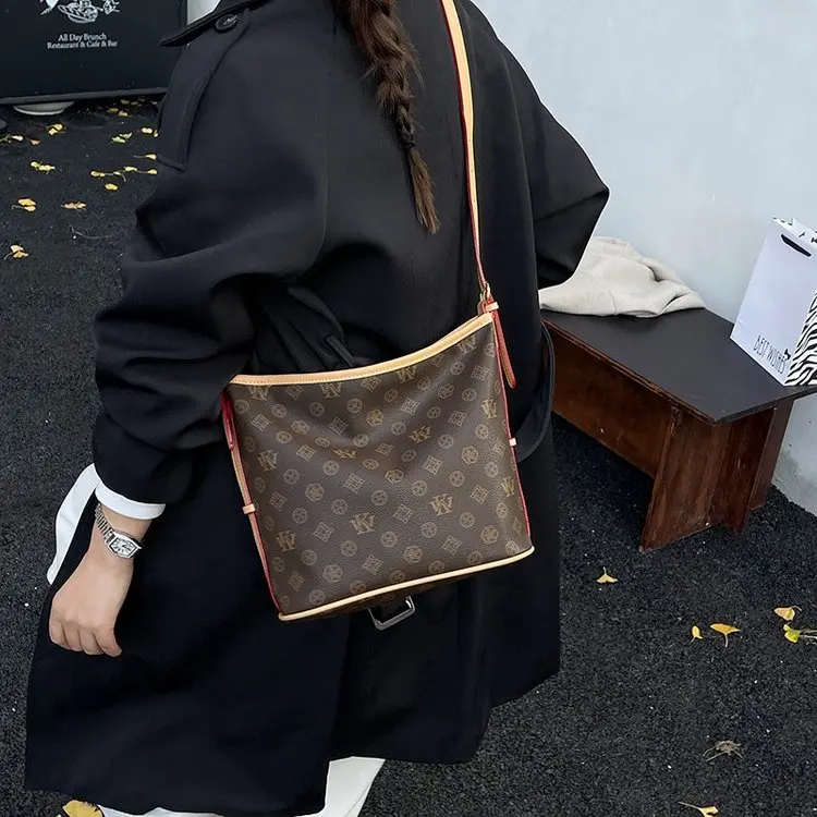 

Luxe Minimalist Underarm Bag, Clean Design with Top Handle, Detachable Crossbody Strap, Soft Premium Finish, New 2026